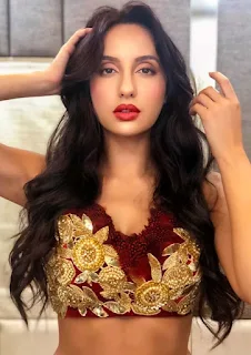 hot image, sir ke peechhe haath