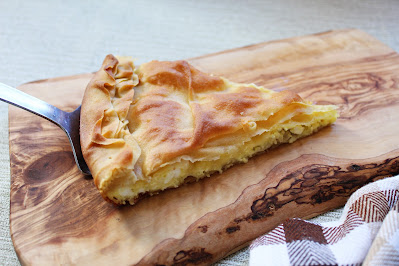 Ricetta tradizionale della cucina greca. Croccante pasta fillo rustica ripiena di feta avvolta in una crema di semolino.