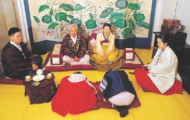 Sebae is a younger person’s bowing to an older person as the first greeting in the New Year.