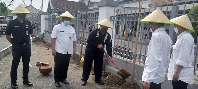 BUMN Hijaukan Indonesia, KAI Daop 5 Purwokerto Tanam Pohon di Stasiun Kebumen