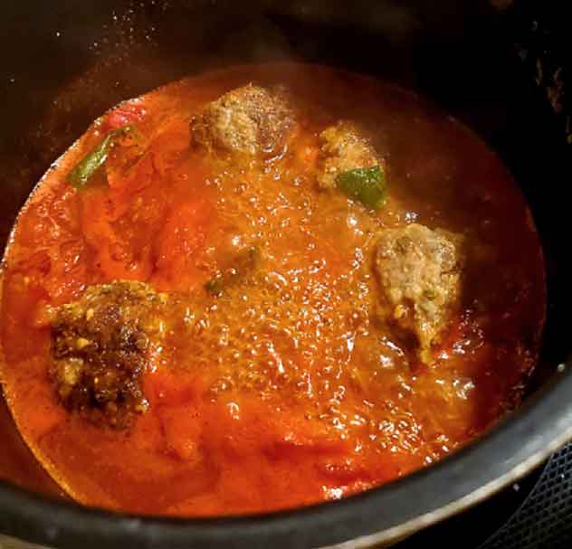 Italian sauce with meatballs
