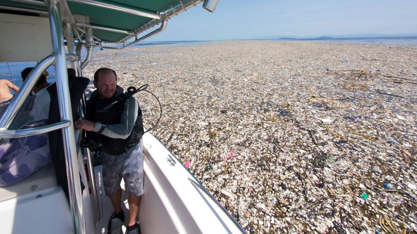 La acumulación de plásticos en el océano es tan grave que han llegado a formarse verdaderas islas de plástico de varios kilómetros de extensión.