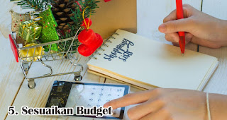 Sesuaikan Budget  merupakan salah satu tips memilih hiasan pohon natal