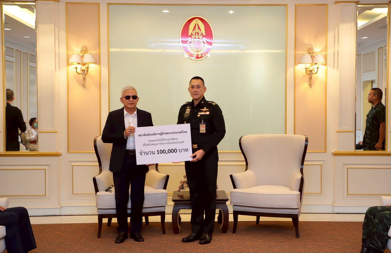 “ บิ๊กนวย ” อำนวย กลิ่นอยู่ เข้ามอบเงินช่วยกองทัพ ป้องกันชายแดนไทย - เขมร