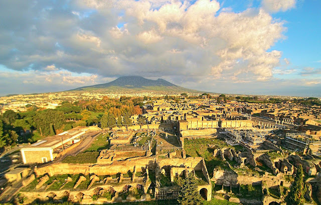 foto das ruínas da cidade de Pompéia com o Vesúvio ao fundo