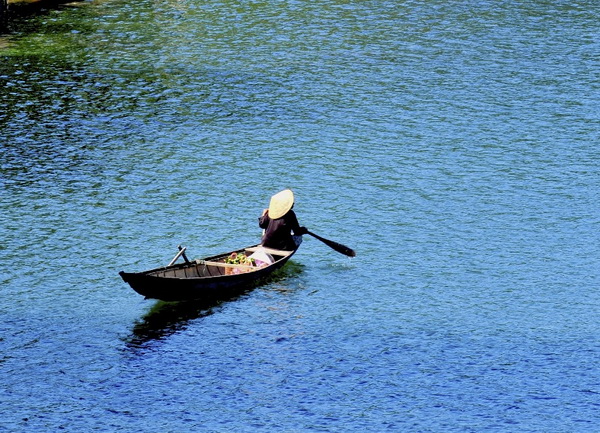 Thiếu nữ  chèo thuyền