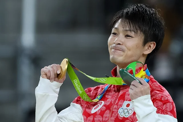 Uchimura Kohei segura medalha de ouro e icone da Rio 2016