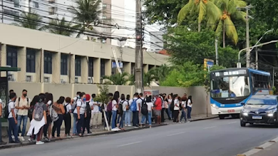 Ponto de ônibus que atende as saídas das escolas Dom Bosco e Ageu Magalhães, em Recife.