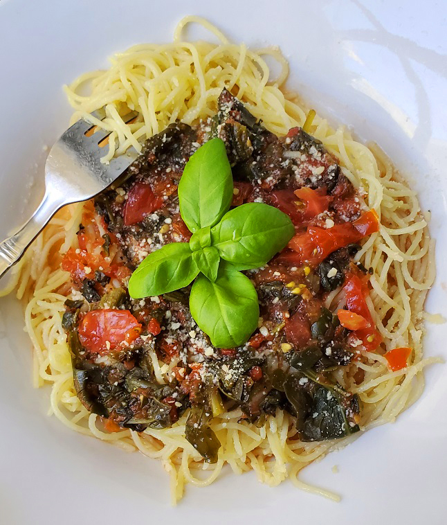 this is pasta with marinara sauce authentic Italan recipe with fresh sauce and basil on top