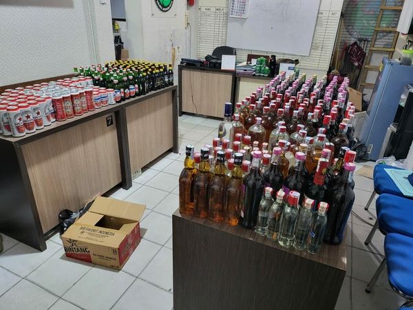 Polisi Amankan Ratusan Botol Miras Ilegal di Pasar Lama Abepura.lelemuku.com.jpg
