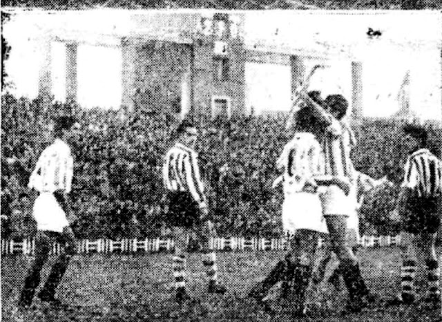 Murillo es abrazado por sus compañeros, tras el segundo gol del Valladolid (Foto Cacho). REAL VALLADOLID DEPORTIVO 2 ATLÉTICO DE BILBAO 0 Domingo 30/12/1956. Campeonato de Liga de 1ª División, jornada 16. Valladolid, estadio José Zorrilla.