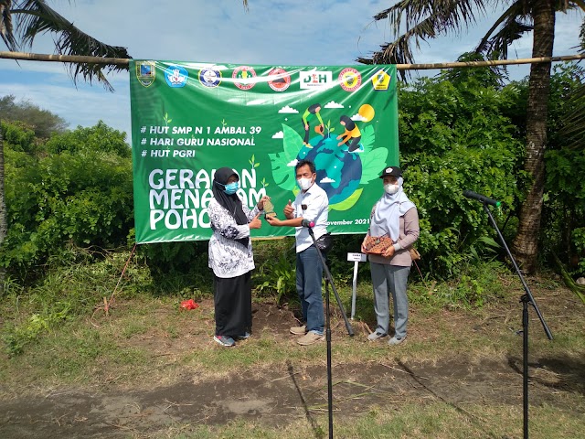 Perayaan HUT SMP N 1 Ambal Tanam 1000 Pohon