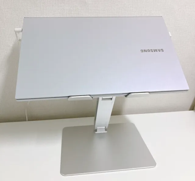 제 갤럭시 노트북을 거치 해놓은 모습