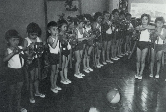 Все детские учреждения обеспечивались детскими противогазами. На фото — учение по гражданской обороне в чехословацком детсаду.