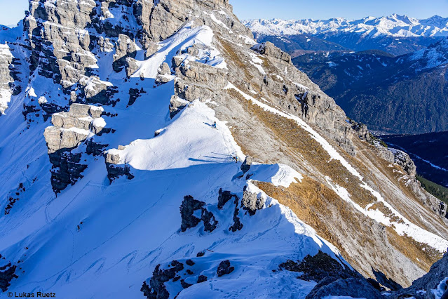 Eindrucksvoll: Schattig winterlich und genügend Schnee zum Skifahren, sonnseitig großteils aper. Kalkkögelgruppe (Foto: 24.11.2021)