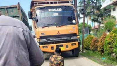 Heboh Aksi Nekat Anggota DPRD Bogor Duduk Ditengah Jalan Hentikan Truk Tambang