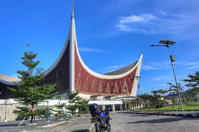 Masjid Raya Sumatera Barat tidak jauh dari jalan lintas barat