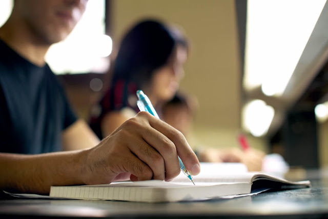 Mais de 300 estudantes da rede estadual da Paraíba atingem notas acima de 900 na redação do Enem