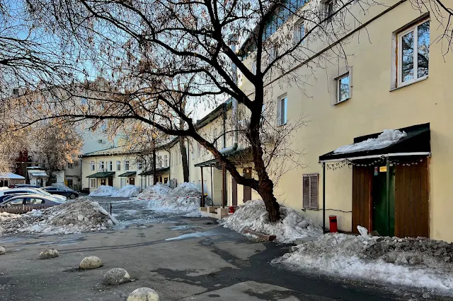Верхняя Радищевская улица, дворы, бывший Дом статского советника Карновича