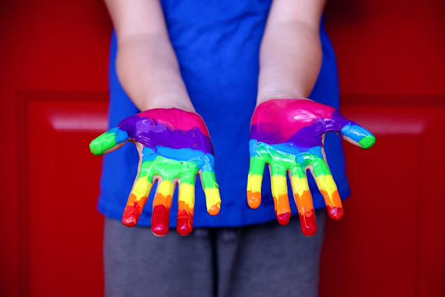 Kinderhände mit Farbe - Regenbogen