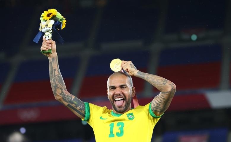 Dani Alves được ngợi ca khi trở lại Barca