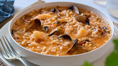 Arroz Caldoso de Mariscos: El Plato que te Lleva Directo al Mediterráneo