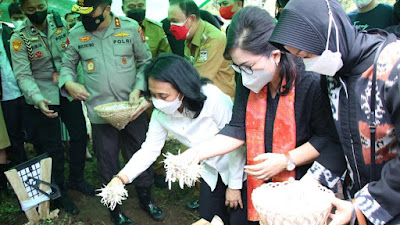 Menteri Bintang Puspayoga Kunjungi Makam Anak Diduga Korban Kekerasan Seksual di Desa Senduk