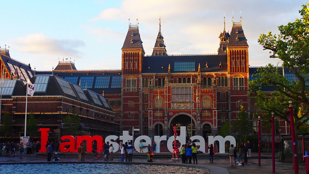 Рейксмюсеум (нидерл. Rijksmuseum) - высокопосещаемый художественный музей в Амстердаме (Нидерланды)