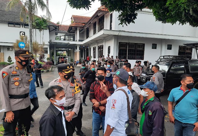    Aliansi Gempur Gelar Aksi Depan DPRD Kabupaten Semarang, Polres Semarang Lakukan Pengamanan   