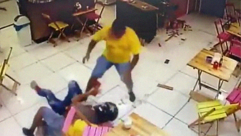 Assaltante leva cadeiradas de funcionários de sorveteria; veja video
