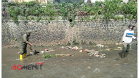 Sasar Sampah di Sungai Cidurian, Oleh Satgas Citarum Harum Sub 02 Sektor 22