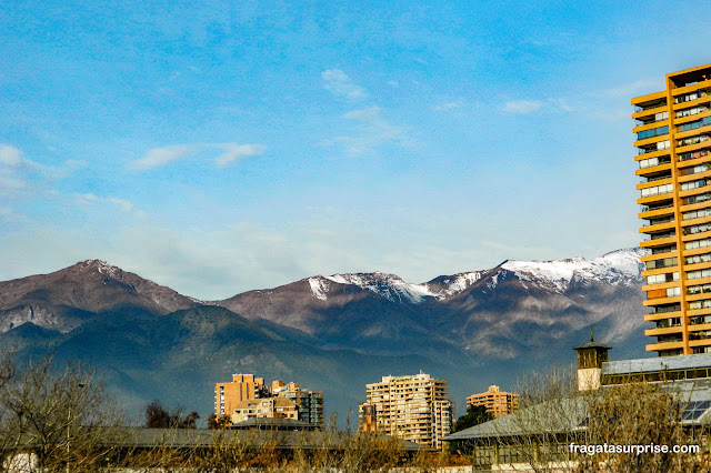 Montanhas nevadas no horizonte de Santiago do Chile