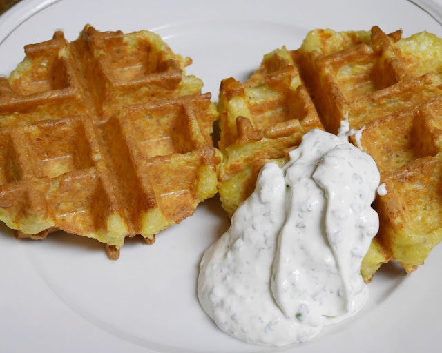 Kartoffelpuffer aus dem Waffeleisen mit Kräuterquark