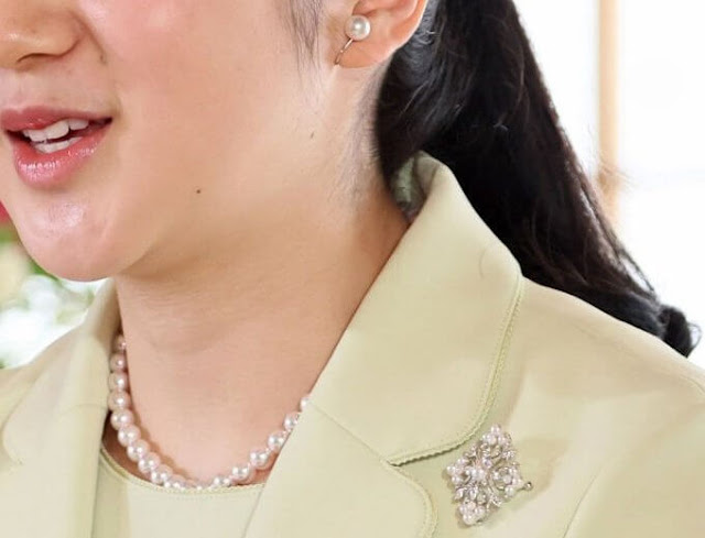 Princess Aiko wore a light khaki color jacket and skirt. Diamond brooch and pearl earring. Emperor Naruhito and Empress Masako