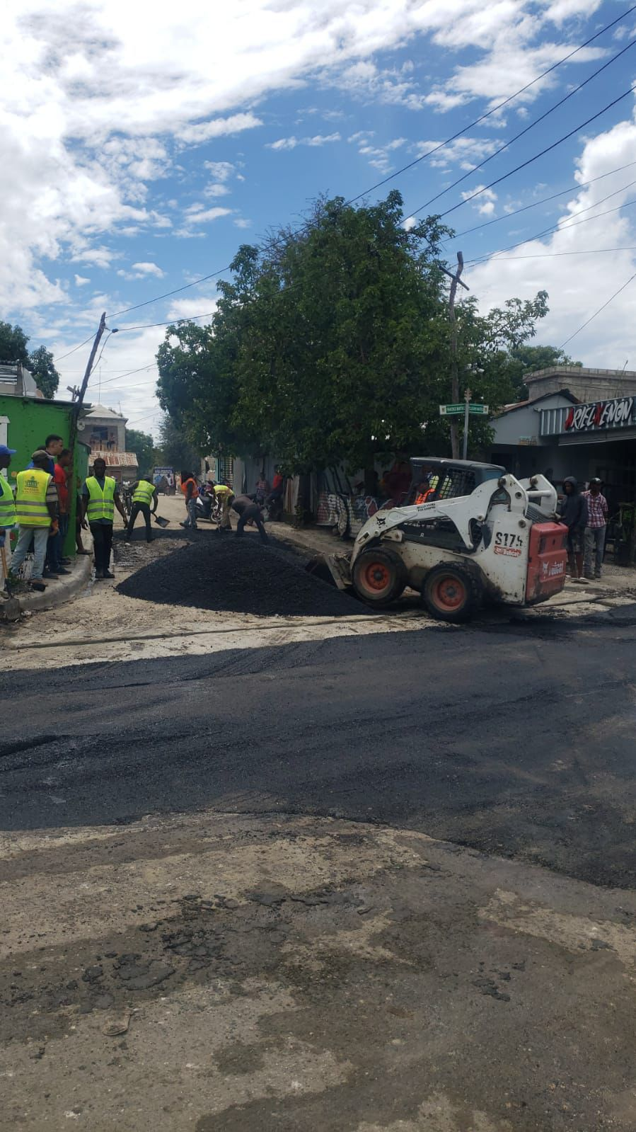 Alcaldía repara baden en Corbano Norte y tapa hoyos en la ciudad.