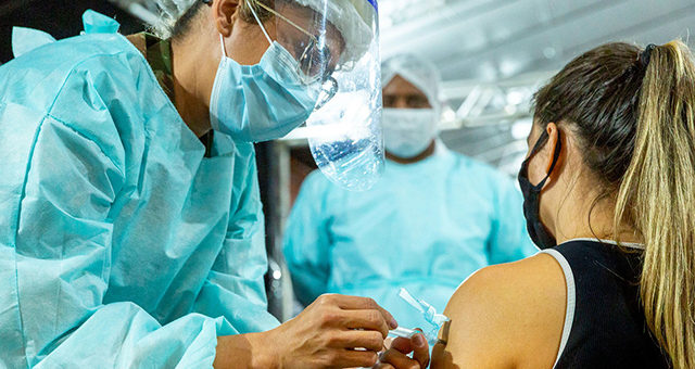 na trabajadora sanitaria brasileña se vacuna contra el COVID-19.UNICEF/PAHO/Karina Zambrana
