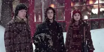 Harry, Rony e Hermione em cena de Natal na Neve