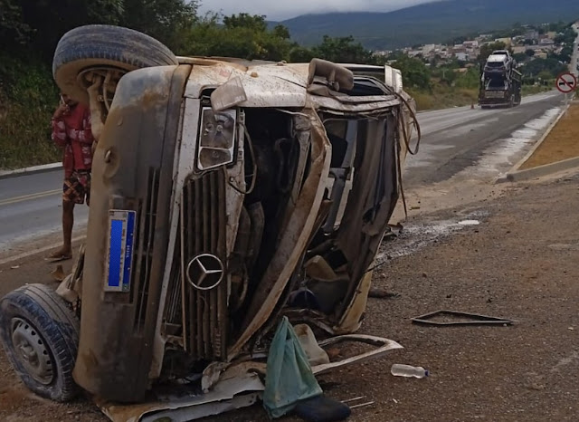 VIDEO: Acidente entre uma van  e  caminhão deixou várias pessoas feridas em Seabra