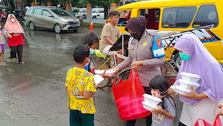  Polresta Cirebon Bagikan Paket Makanan kepada Masyarakat Terdampak Pandemi Covid-19