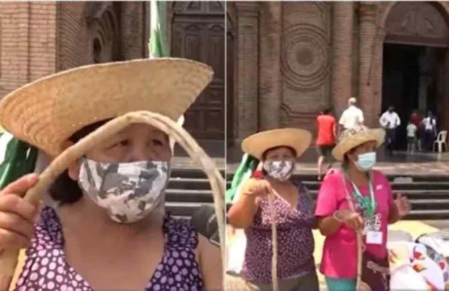 Mulher guarayo mostra o latego que ela usou nas aboristas sacrílegas