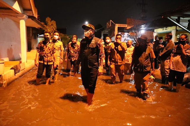  Status Tanggap Darurat, Bupati Sidoarjo Malam-Malam  Keliling Desa di Tanggulangin yang Banjir