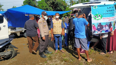 Bhabinkamtibmas Polsek Sajoanging Lakukan Pengamanan dan Monitoring Vaksinasi Covid-19