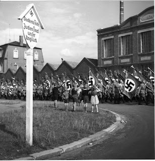 Nasyonal Sosyalist Alman İşçi Partisi üyelerinin Nürnberg'deki yürüyüşü. (1938)