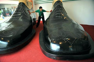 2001 में इटली के पासक्वेल ट्रेमोंटाना, दुनिया के सबसे लंबे जूते, विश्व वर्ल्ड रिकॉर्ड