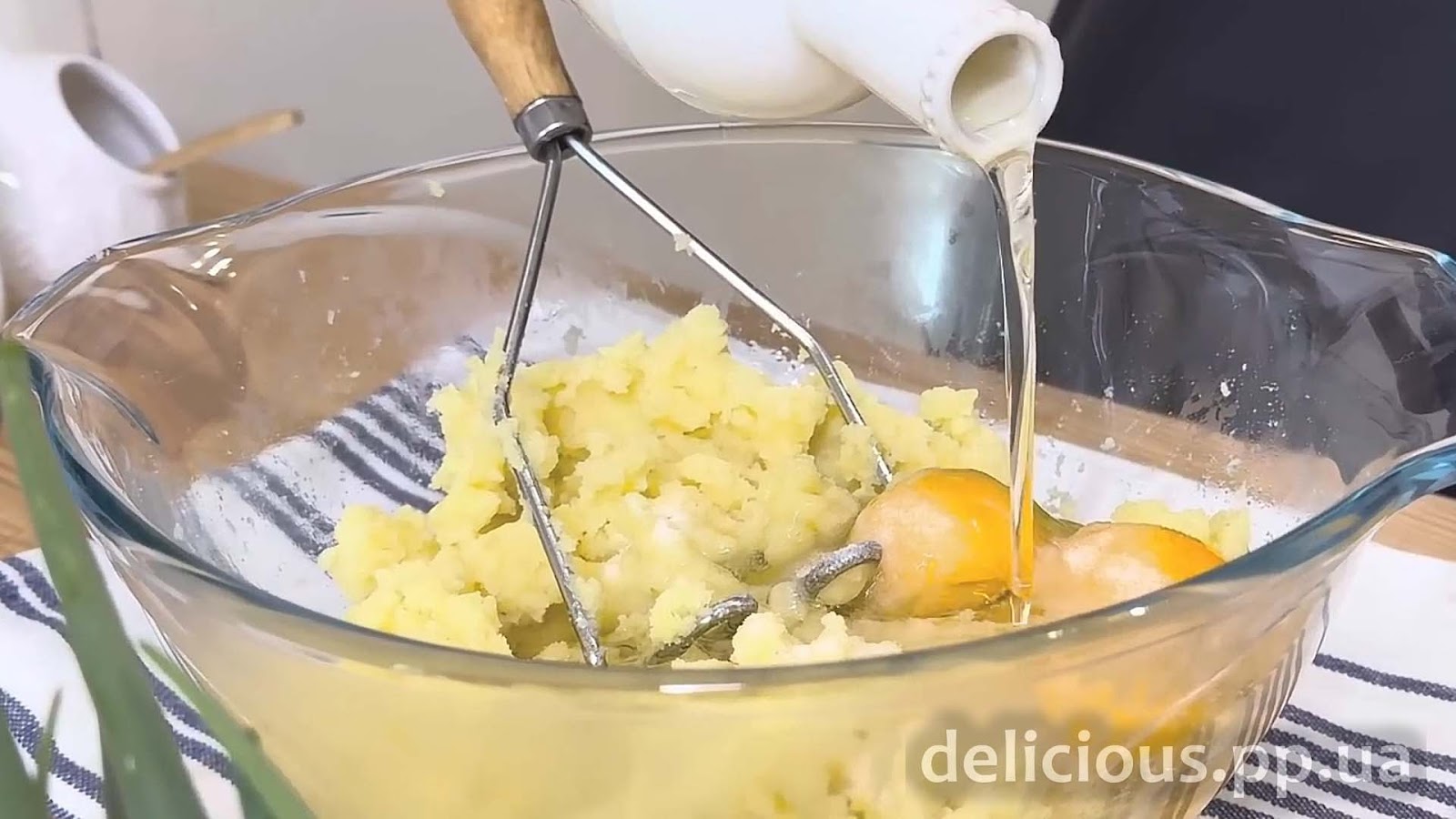Фото приготовления рецепта: «Картофельные оладьи на завтрак - вкусный и быстрый рецепт» - шаг №2