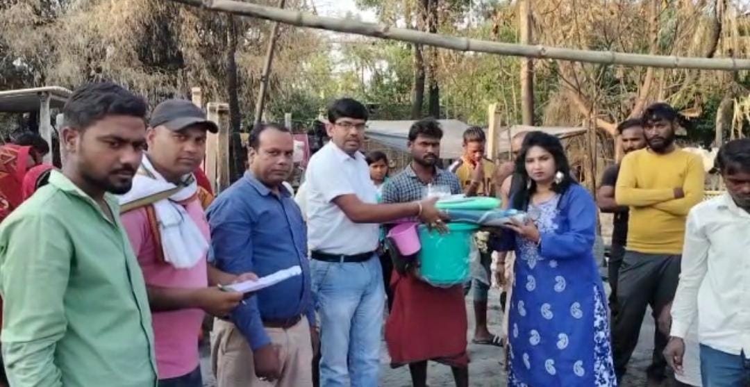 Vaishali News:जन स्वास्थ्य कल्याण समिति ने वैशाली में अग्निकांड से पीड़ित परिवार के बीच राहत सामग्री का वितरण किया