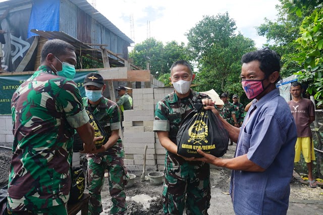 Kodim 0716/Demak Salurkan 40 Paket Sembako Kepada Warga Kampung Pecaon Kadilangu