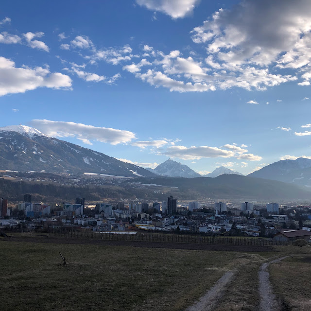 Blick auf Innsbruck, den Patscherkofel und die Serles.