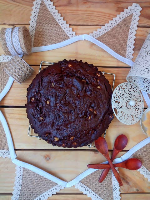 Galleta gigante de aceite de oliva y chocolate con nueces, almendras y avellanas Mega cookie, maxi, healthy, desayuno, merienda, postre. Con Horno. Cuca