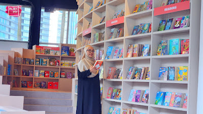 BOOKXCESS ROOFTOP THE GARDENS MALL DENGAN PEMANDANGAN BANGUNAN PENCAKAR LANGIT